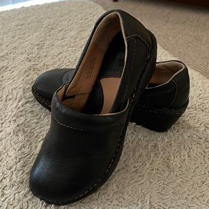 Born clogs for great use if working in restaurant. Non slip